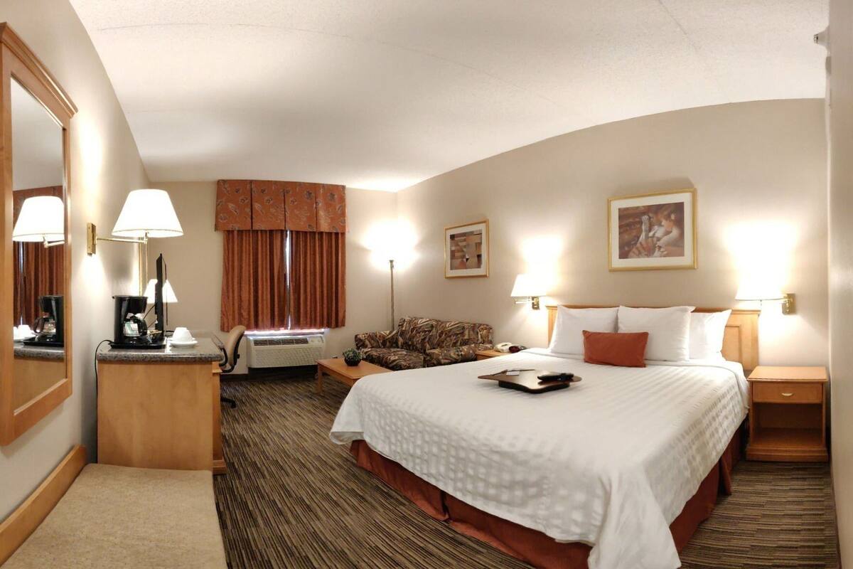Desk, iron/ironing board, WiFi (free), alarm clocks