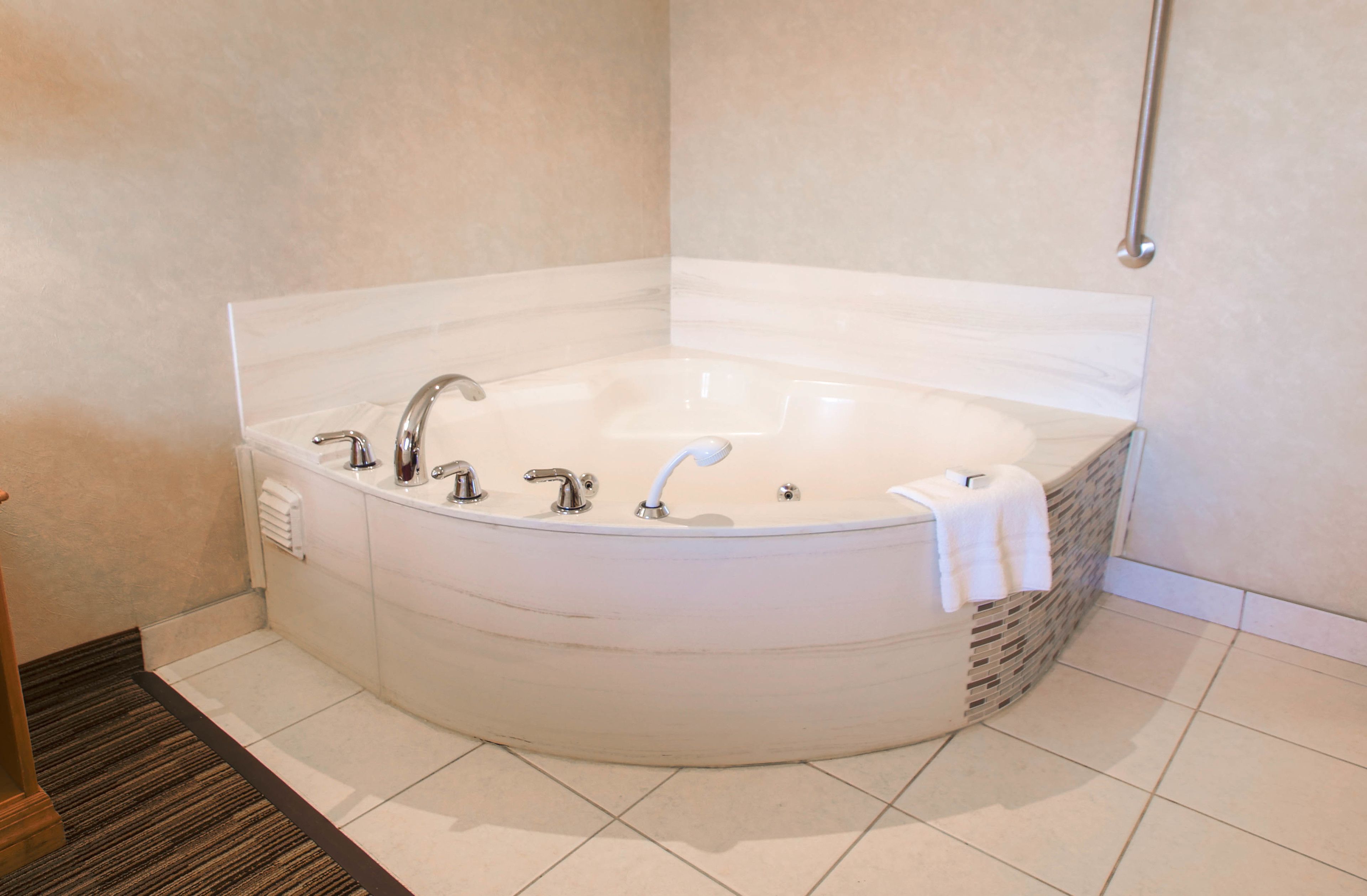 room, 1 king bed, jetted tub | deep-soaking bathtub