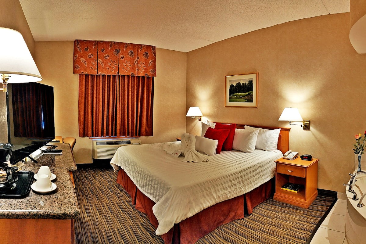 Room, 1 King Bed, Jetted Tub | Desk, iron/ironing board, WiFi (free), alarm clocks