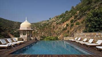 Utendørsbasseng og solsenger