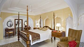 Dobbeltrom – deluxe | Minibar, safe på rommet, individuelt innredet og skrivebord