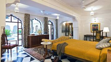 Deluxe Suite | In-room safe, individually decorated, individually furnished, desk