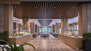 A spacious hotel lobby with a wooden ceiling, a central chandelier, and a buffet area. - Richmond Ephesus Resort - All Inclusive (Selçuk)