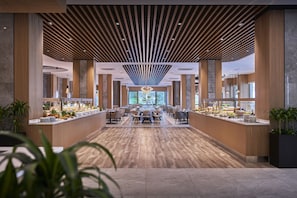 3 restaurants, breakfast, lunch, dinner served; international cuisine