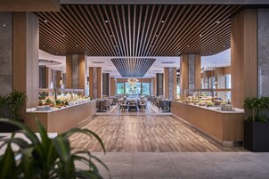 2 restaurants, breakfast, lunch, dinner served; international cuisine