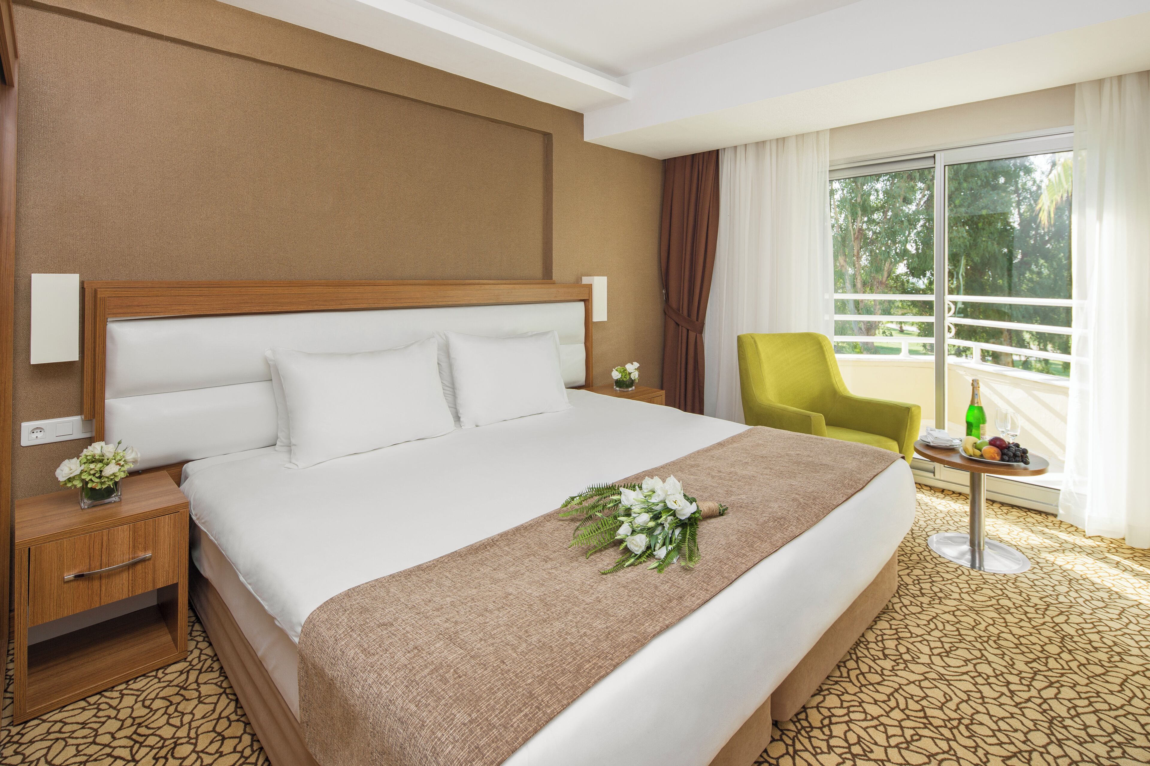 Minibar, free WiFi, bed sheets