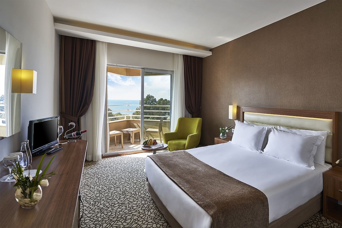 Minibar, free WiFi, bed sheets