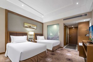 Minibar, in-room safe, desk, free WiFi - Ramada Plaza Pudong (Shanghai)