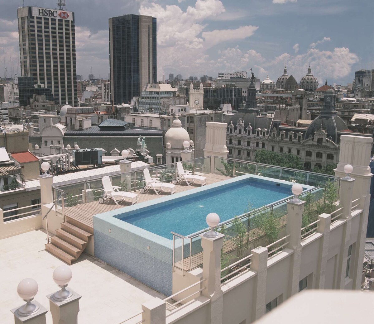 Una piscina al aire libre de temporada