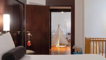 Habitación cuádruple familiar | Ropa de cama de alta calidad, edredón y minibar