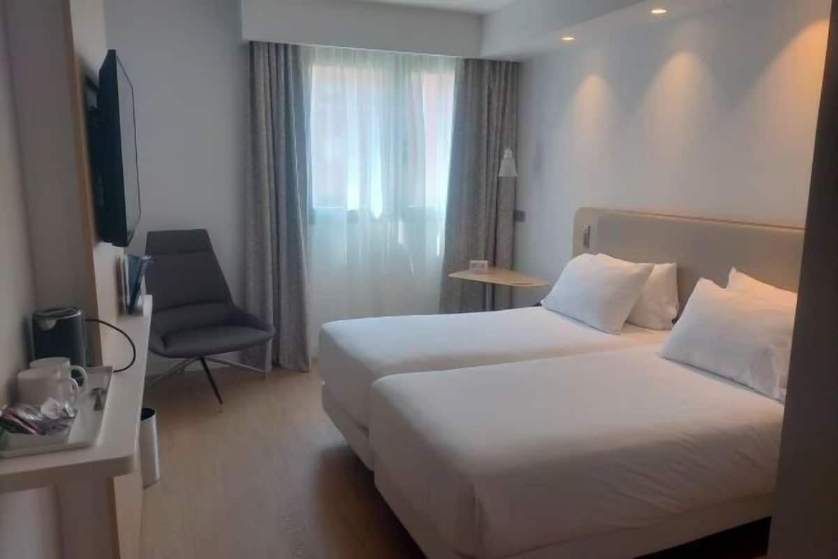 Hypo-allergenic bedding, in-room safe, desk, laptop workspace