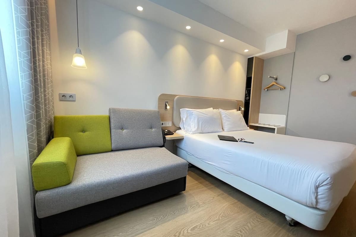 standard room, 1 queen bed with sofa bed | 1 bedroom, hypo-allergenic bedding, in-room safe, desk