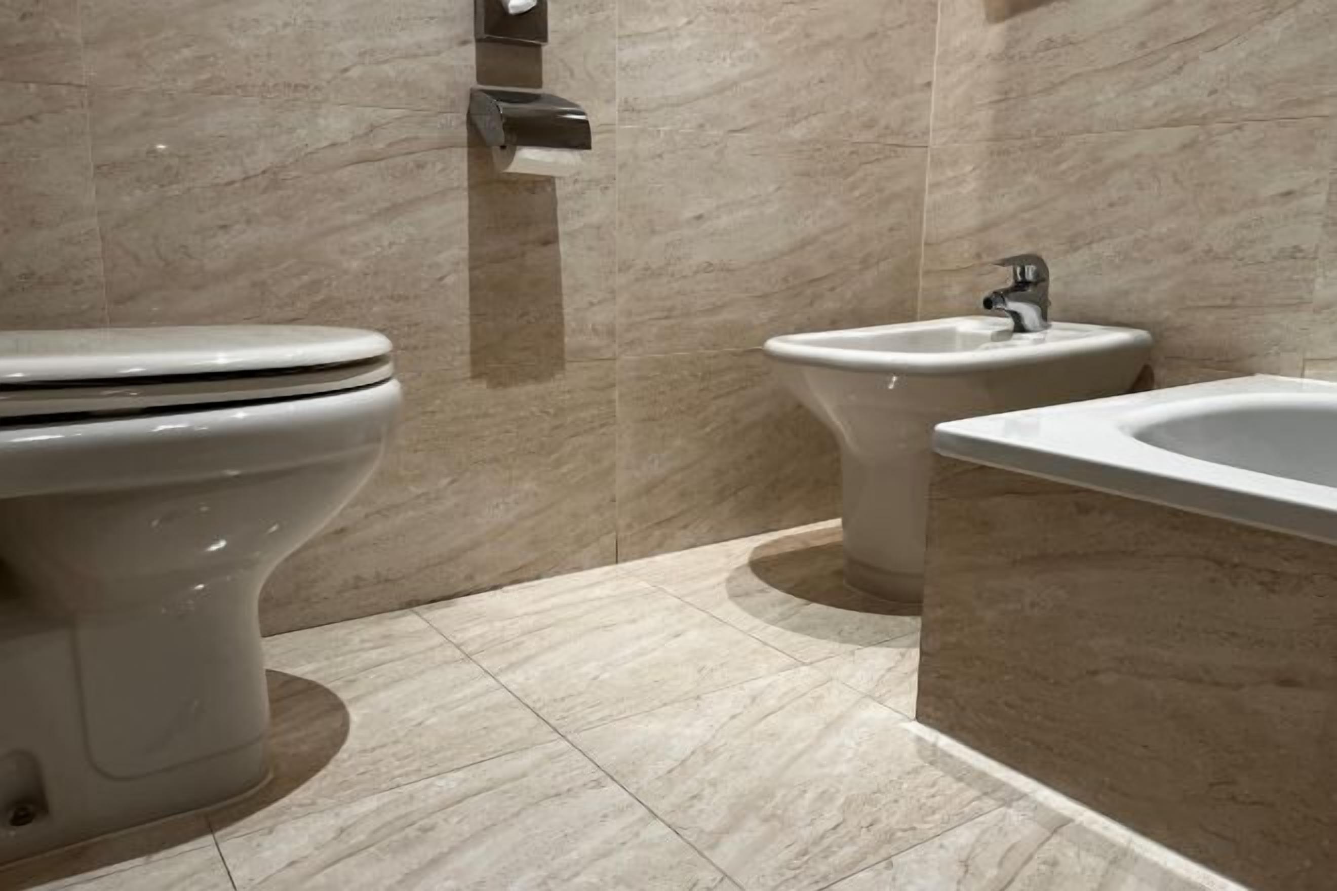 浴室 | 浴缸、免费洗浴用品、吹风机、毛巾