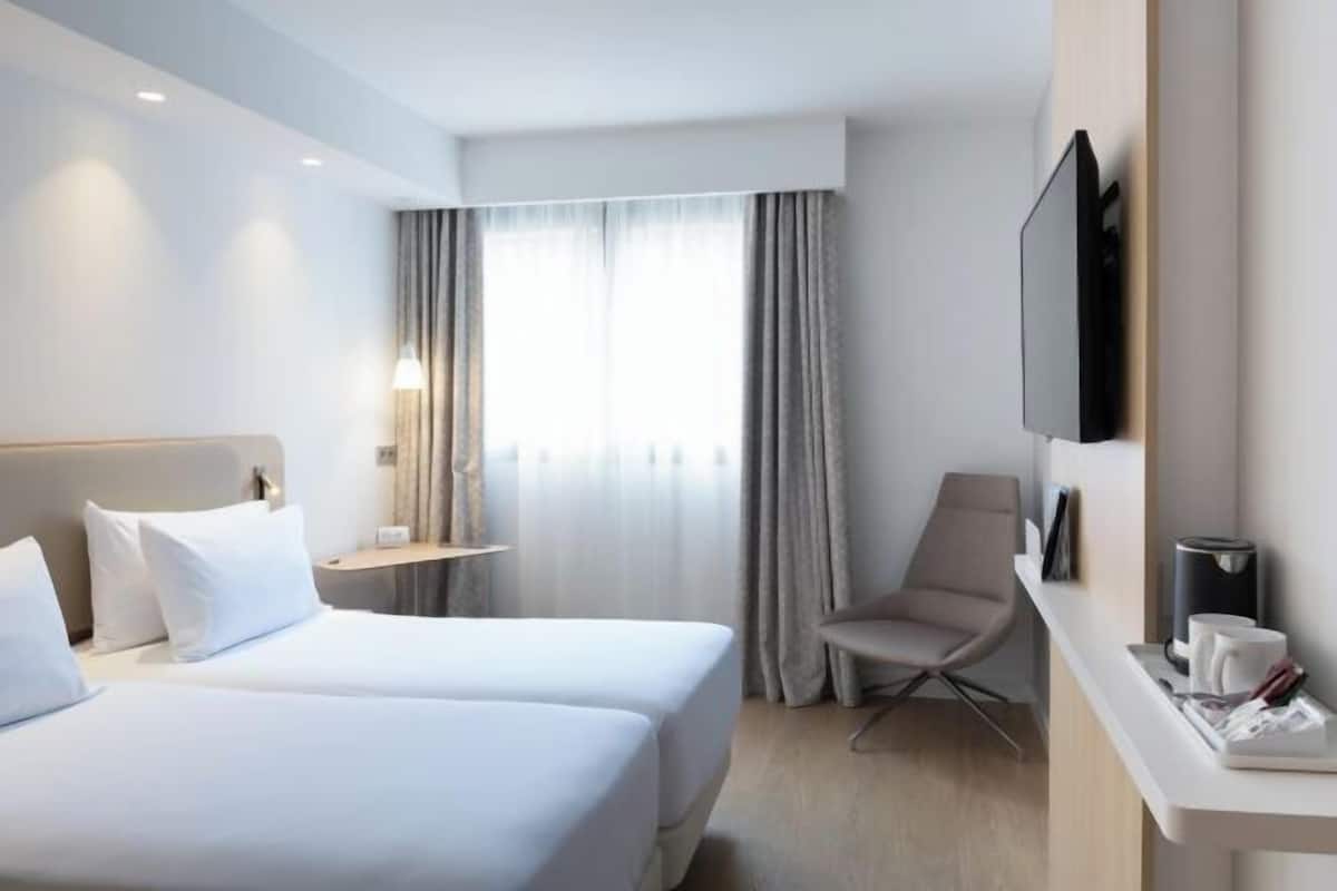 Hypo-allergenic bedding, in-room safe, desk, laptop workspace