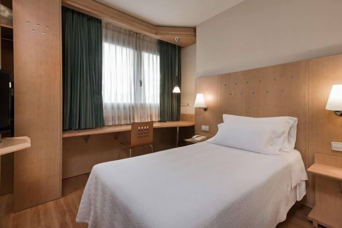 Hypo-allergenic bedding, in-room safe, desk, laptop workspace