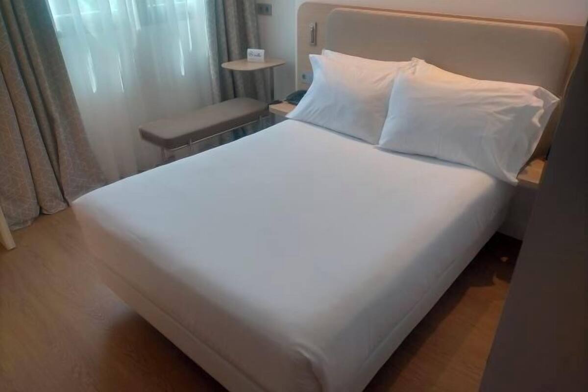 Hypo-allergenic bedding, in-room safe, desk, laptop workspace