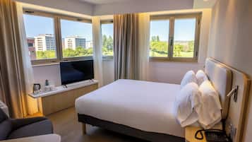 Hypoallergeen beddengoed, een kluis op de kamer, een bureau