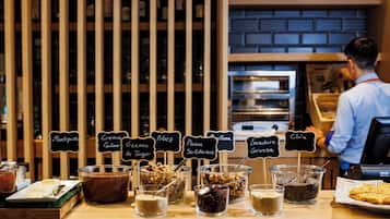 Un bufé de desayuno con diversos alimentos y etiquetas.