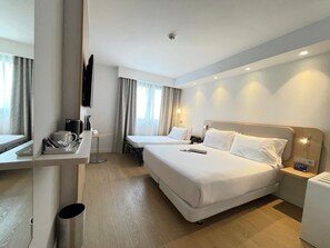 Hypo-allergenic bedding, in-room safe, desk, laptop workspace - Holiday Inn Express Logrono Rioja by IHG (Logroño)