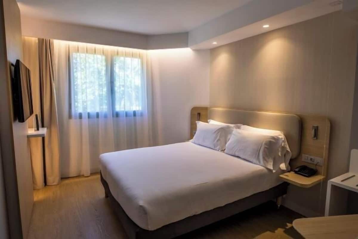 Hypo-allergenic bedding, in-room safe, desk, laptop workspace