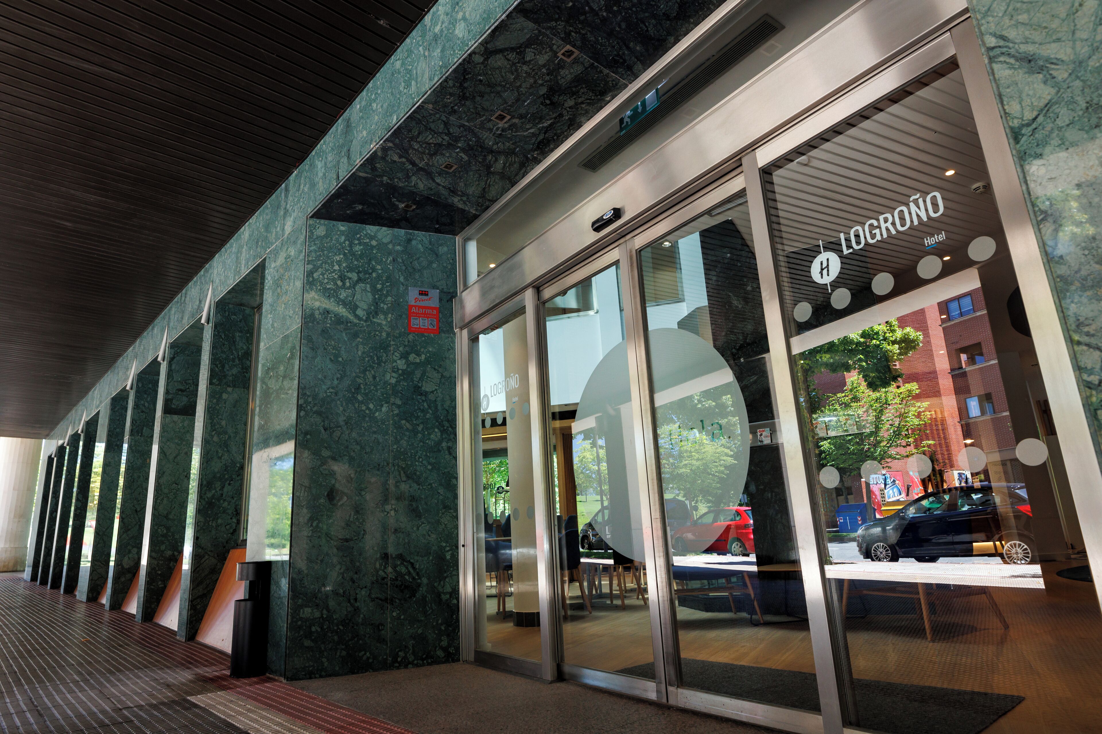 Vista frontal de la propiedad