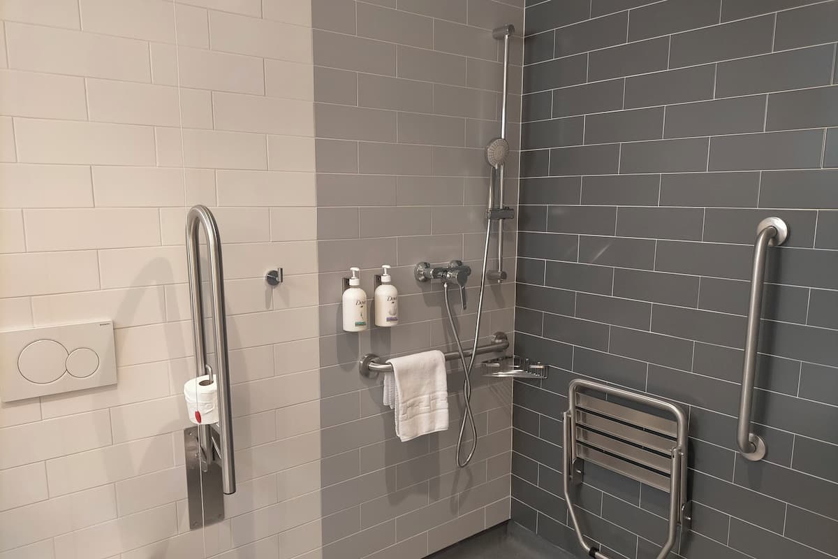 Standard Room, 1 Queen Bed, Accessible (Free Breakfast) | Hypo-allergenic bedding, in-room safe, desk, laptop workspace