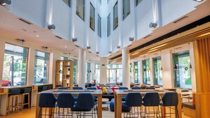 A spacious conference room with high ceilings, large windows, and modern lighting fixtures. - Holiday Inn Express Logrono Rioja by IHG (Logroño)
