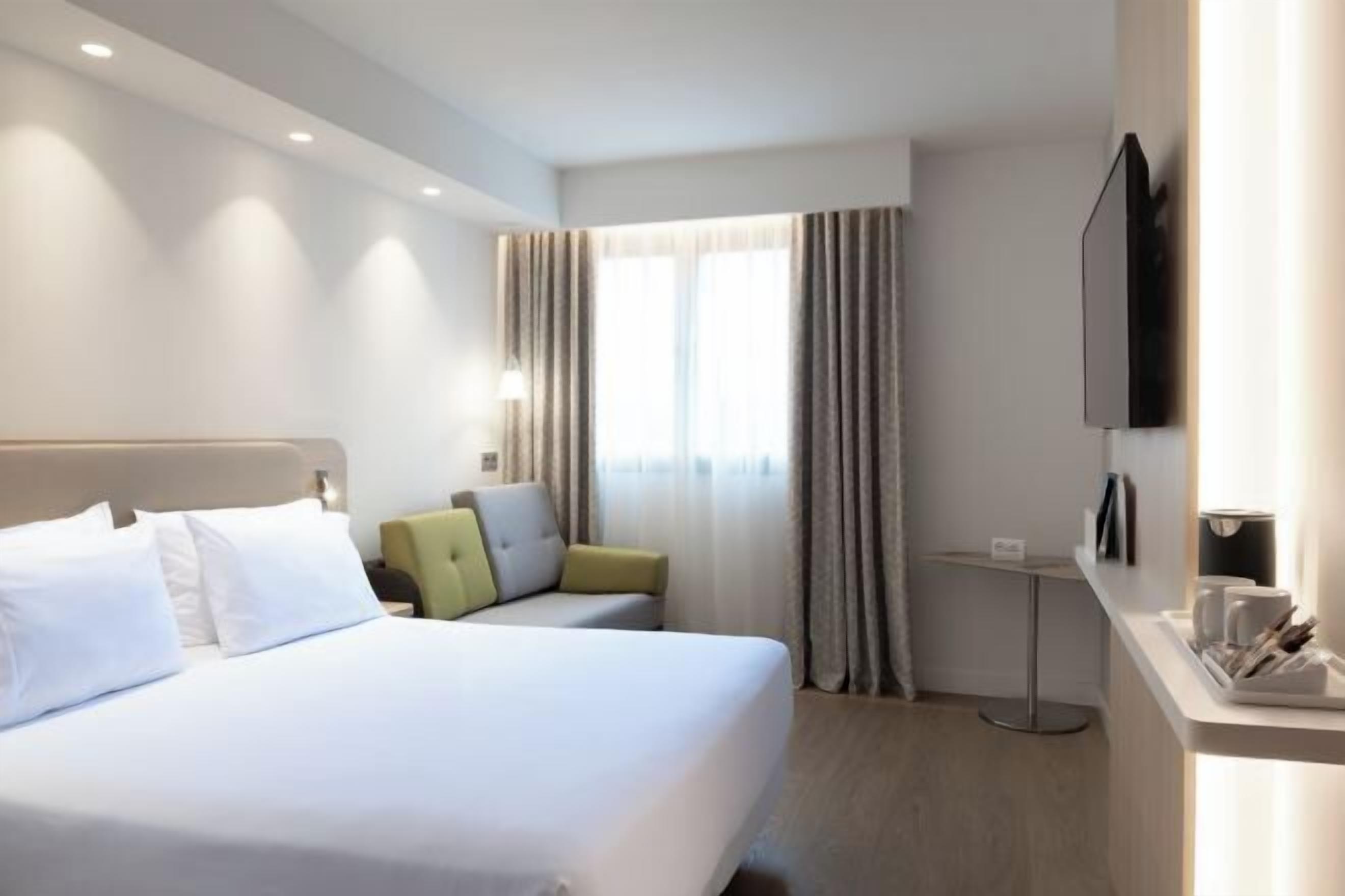 Hypo-allergenic bedding, in-room safe, desk, laptop workspace