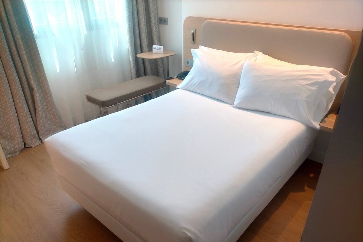 Hypo-allergenic bedding, in-room safe, desk, laptop workspace