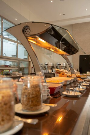 Desayuno buffet (BRL 69.90 por persona) 