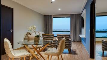 1 quarto, frigobar, cofres nos quartos, escrivaninha