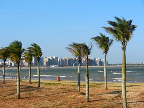 Una playa cerca, toallas de playa