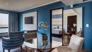 1 quarto, frigobar, cofres nos quartos, escrivaninha