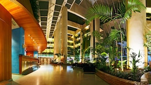 A spacious lobby with high ceilings, large columns, and indoor plants. - Melia Benidorm (Benidorm)