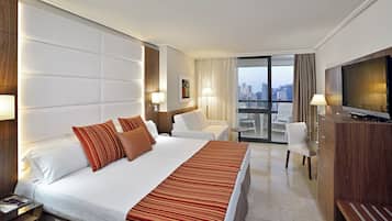 Minibar, coffres-forts dans les chambres, bureau, rideaux occultants