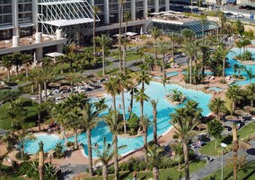 Piscina interna, 2 piscinas externas, guarda-sóis, espreguiçadeiras