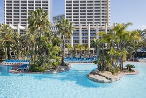 Una piscina techada, 2 piscinas al aire libre, sombrillas
