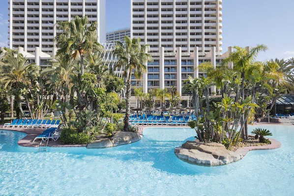 Piscine intérieure, 2 piscines extérieures, parasols, chaises longues