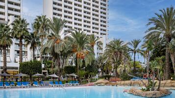 A hotel pool area with palm trees and a large building labeled "MELIA BENIDORM" in the background.