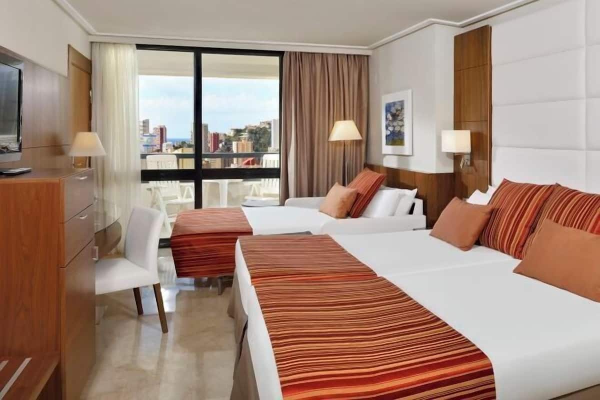 Minibar, két bảo mật tại phòng, bàn, màn/rèm cản sáng