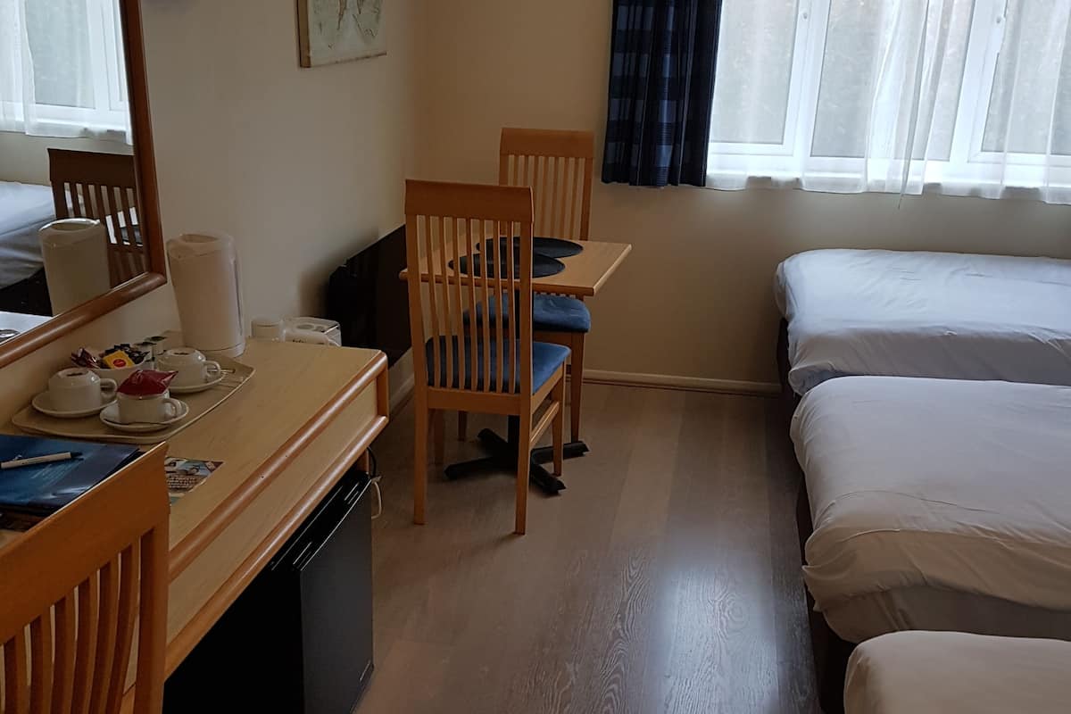 經典三人房 (3 Single Beds) | 高級寢具、Select Comfort 床墊、客房內保險箱、書桌
