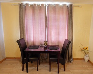 Deluxe Double Room | In-room dining