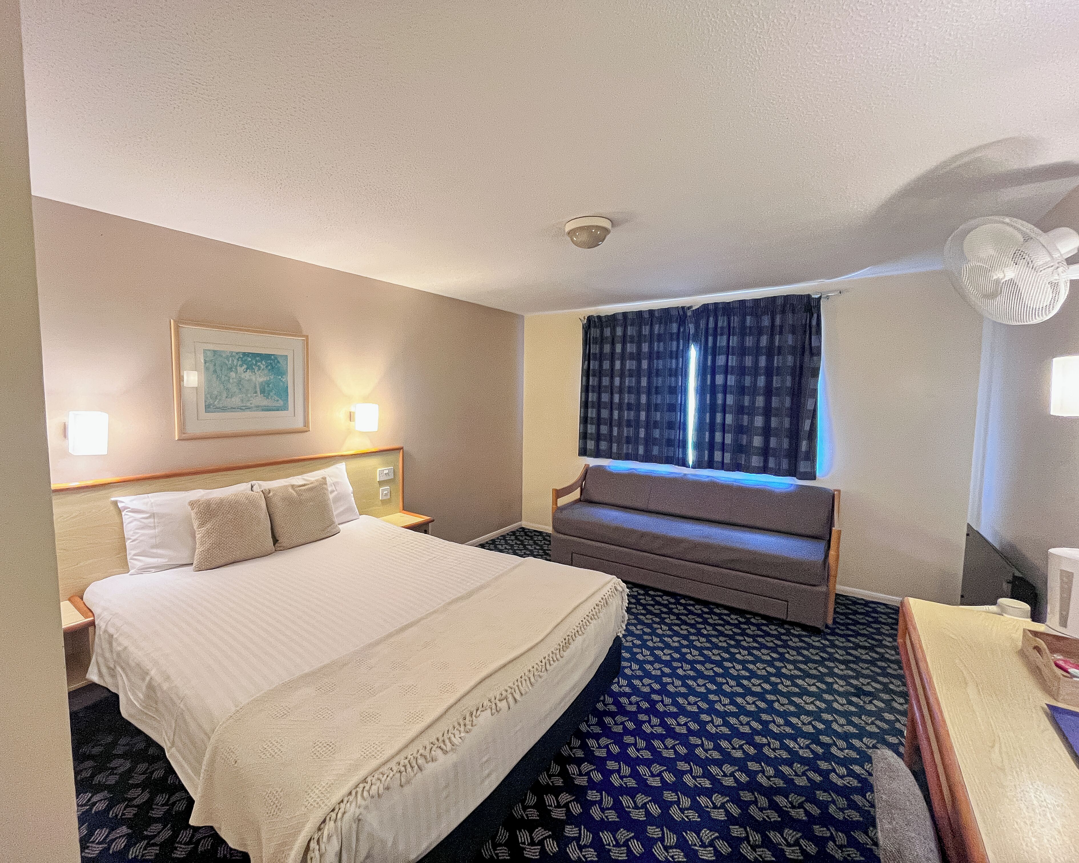 Roupas de cama premium, camas Select Comfort, cofres nos quartos