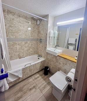 Combined shower/tub, deep soaking tub, free toiletries, hair dryer - Travel Plaza Hotel (Kettering)