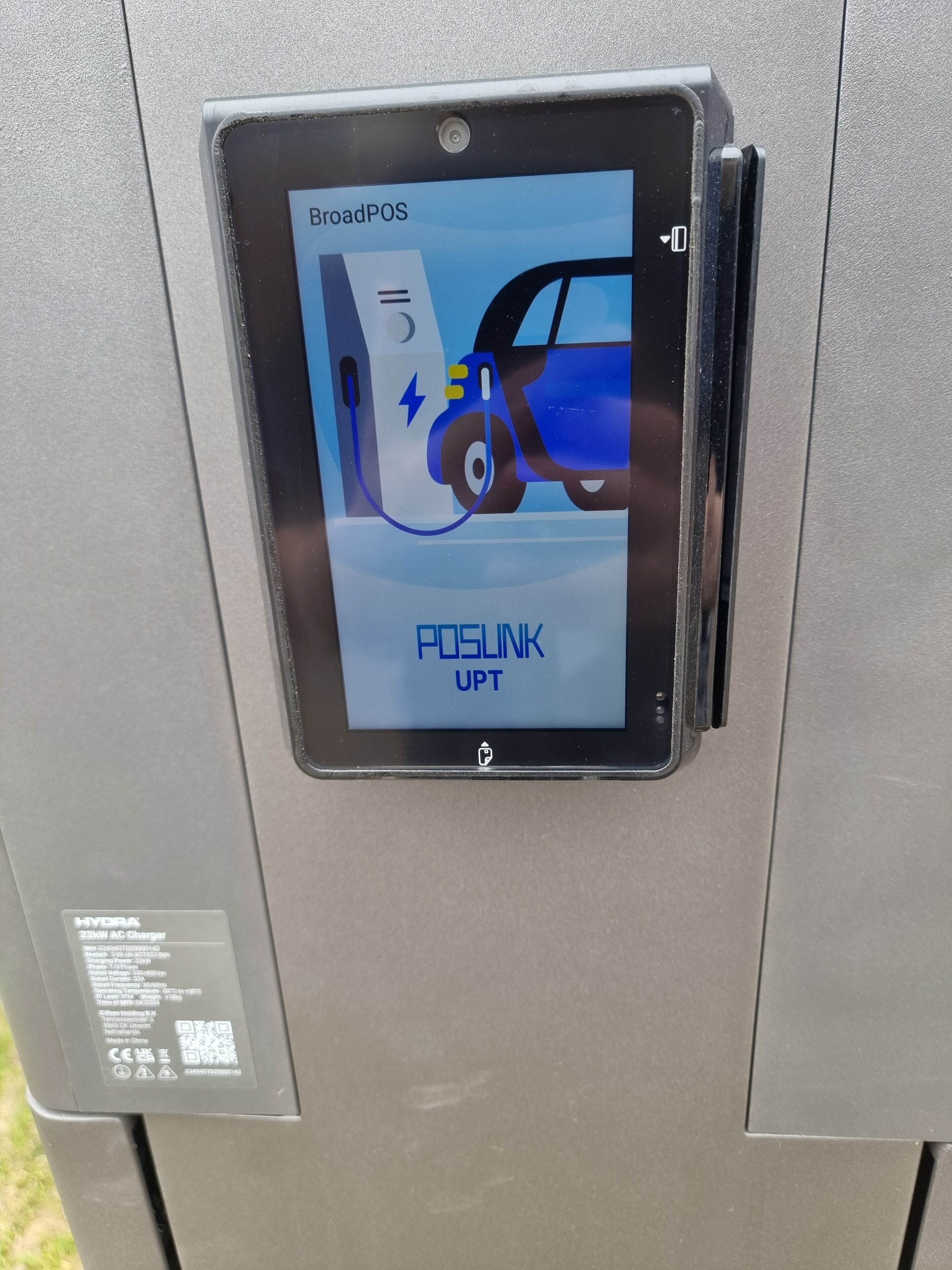Una estación de carga con una interfaz BroadPOS y una etiqueta POSLINK UPT.