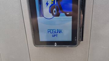 Una estación de carga con una interfaz BroadPOS y una etiqueta POSLINK UPT.