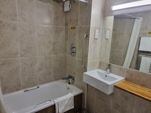 Combined shower/bathtub, deep-soaking bathtub, free toiletries - Travel Plaza Hotel (Kettering)