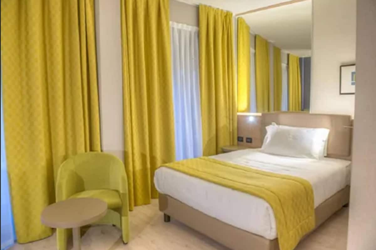 Standard Single Room | Minibar, in-room safe, desk, blackout drapes