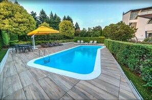 Una piscina al aire libre de temporada