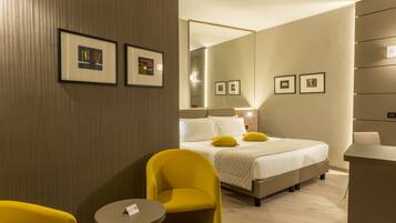 Camera Deluxe con letto matrimoniale o 2 letti singoli | Minibar, una cassaforte in camera, una scrivania, tende oscuranti